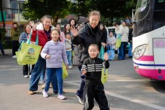 <b>正在成都安心吃丨3辆食安巴士同步发车百人看望</b>